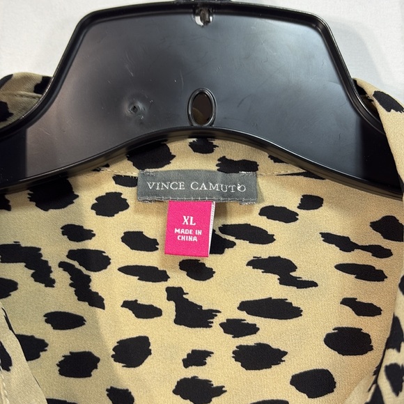 🍋 Vince Camuto animal print crêpe, long sleeve, pleated shoulder blouse: - Picture 3 of 6